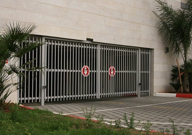 שער חשמלי לחניה בבניין