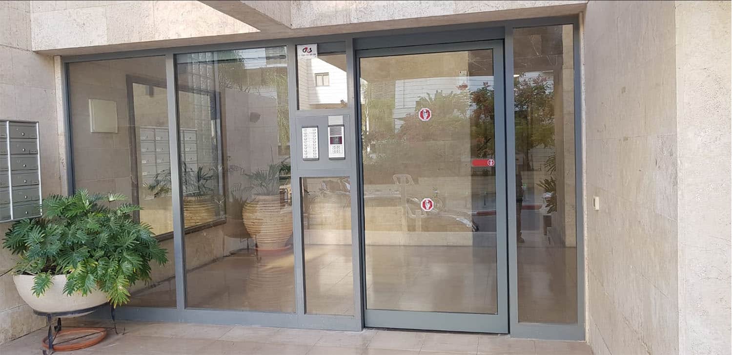 דלת הזזה בודדת בניין תל אביב
