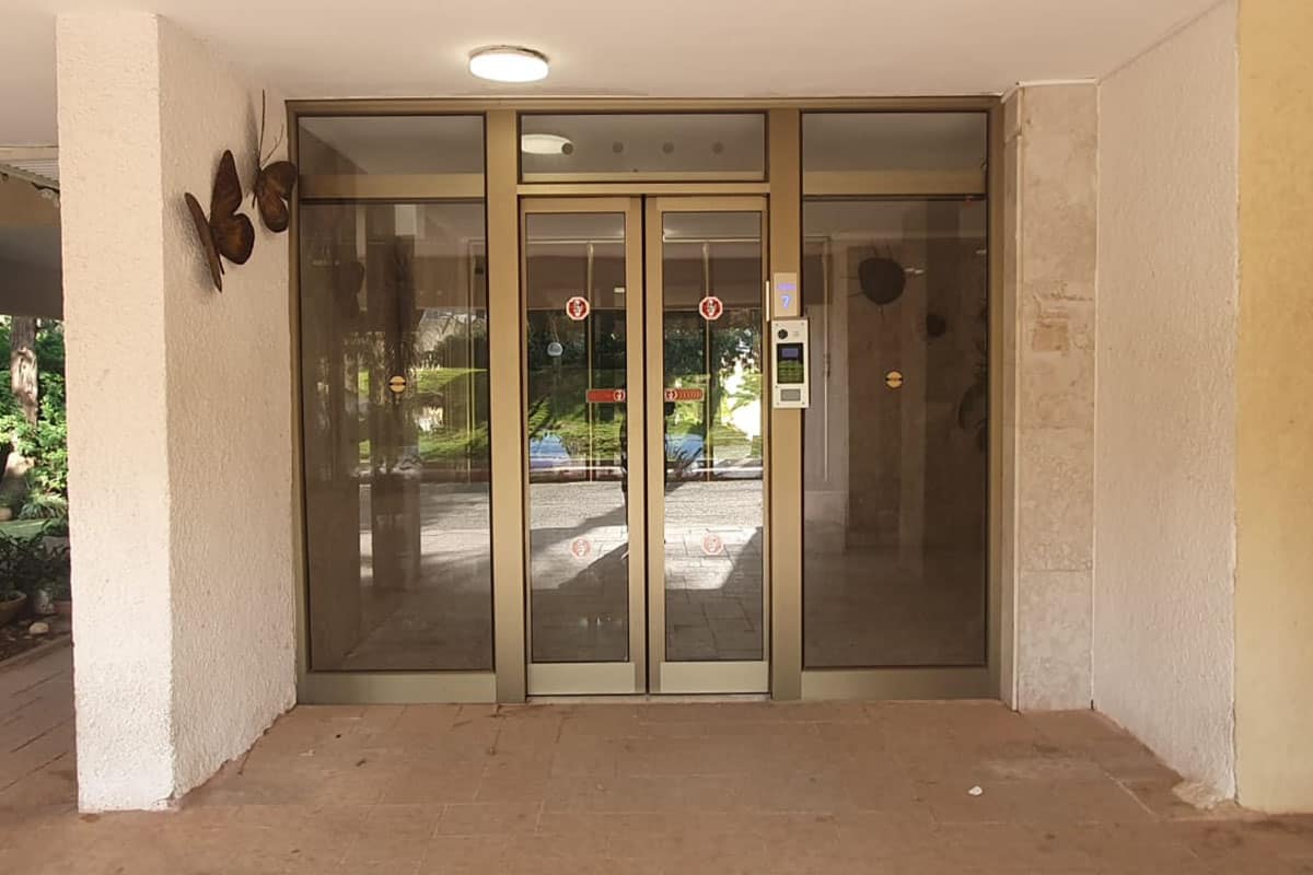 דלת הזזה בכניסה לבניין