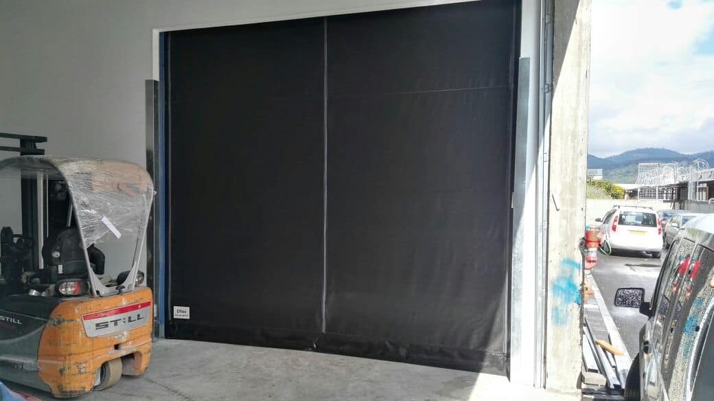 דלת PVC שחורה ללא חלונות