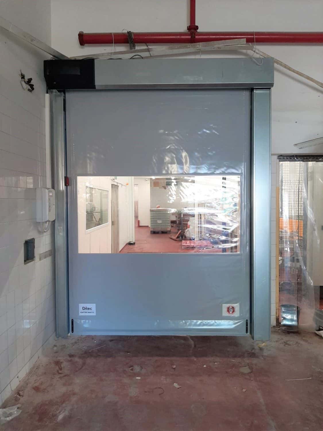 דלת PVC עם חלון אופקי