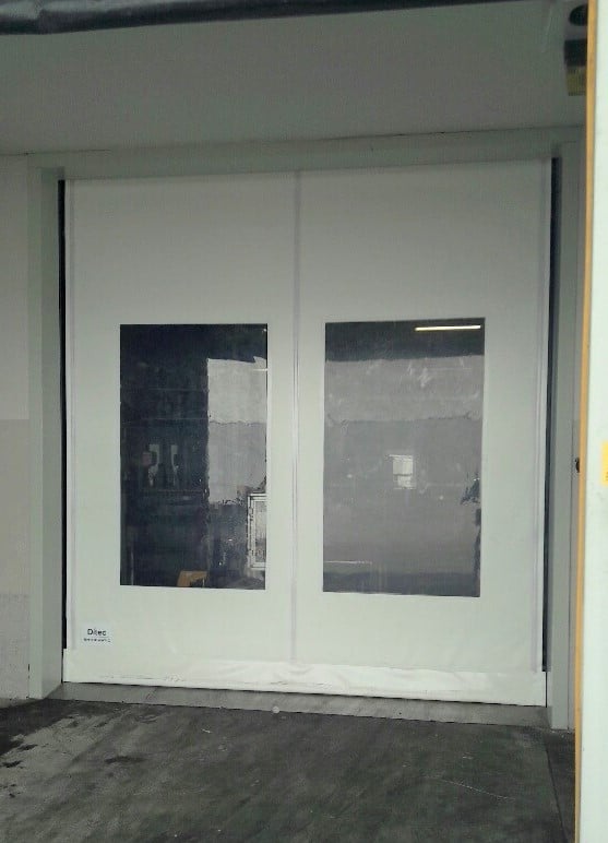 דלת PVC עם מסך לבן ו-2 חלונות גדולים